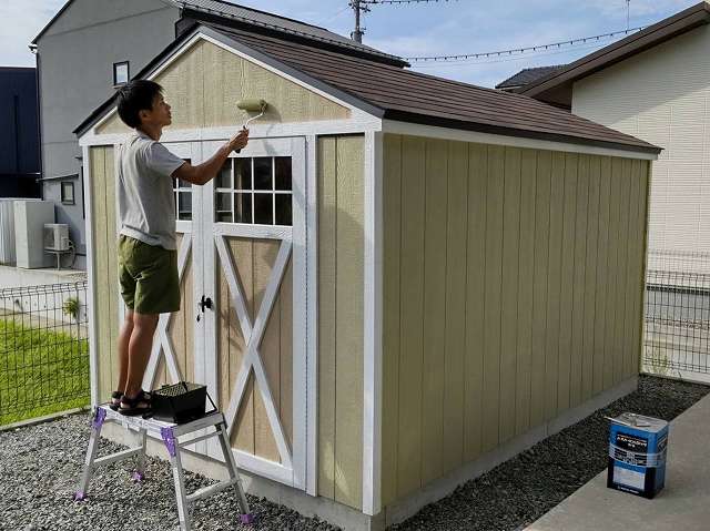 三角屋根の木製ガレージ